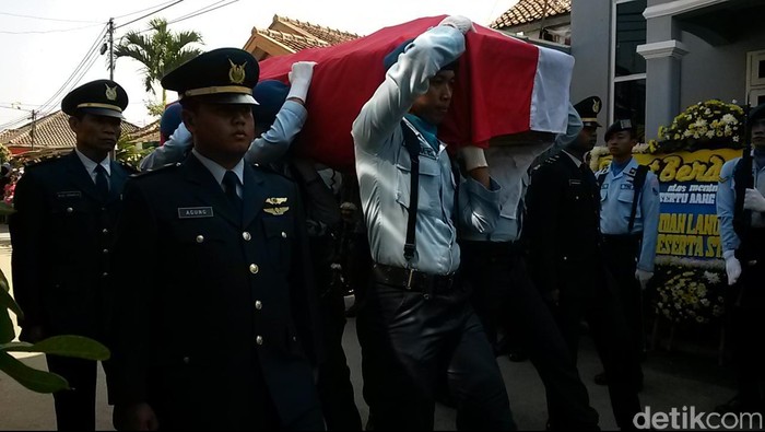 Tangis Haru Keluarga dan Warga Iringi Pemakaman Sertu Aang