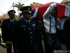 Tangis Haru Keluarga dan Warga Iringi Pemakaman Sertu Aang