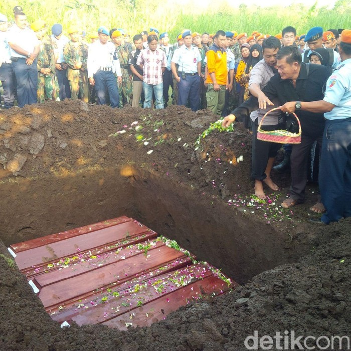 Istri dan Tiga Anak Pelda Ari Dimakamkan Satu Liang
