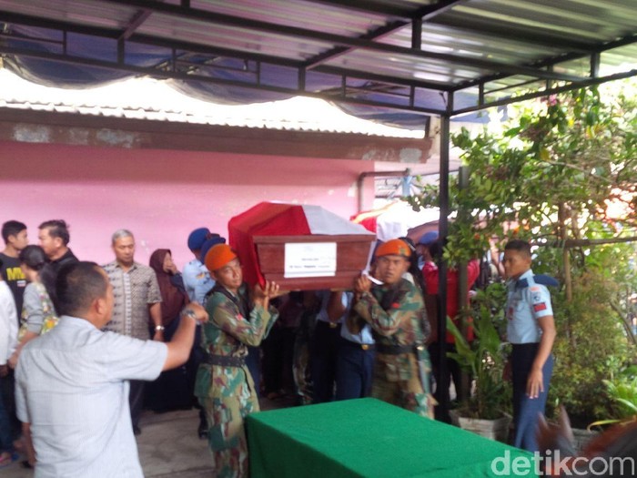 Cerita Bibi Ipar Sambil Menangis: Meme Ditemukan Memeluk Anaknya