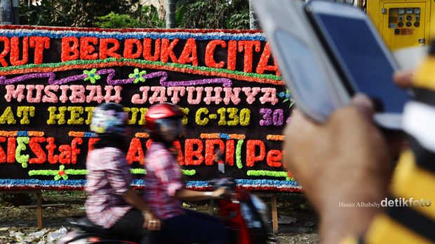 Karangan bunga tampak terlihat tkp jatuhnya pesawat hercules di jalan jamin ginting,medan (2/7/2016). Karangan bunga ditujukan sebagai ungkapan duka cita atas periatiwa yang merenggut nyawa ratusan orang tersebut. Hasan Al Habshy/detikcom.