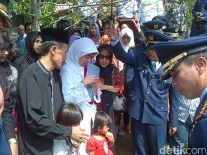 Suasana Khidmat dan Haru Iringi Pemakaman Pilot Kapten Sandy