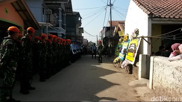 Karangan Bunga Danlanud hingga Panglima TNI Berjajar di Rumah Sertu Aang