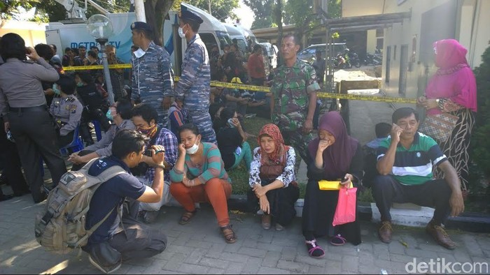 Keluarga Korban Hercules Menunggu di Tempat Seadanya di RSUP Adam Malik