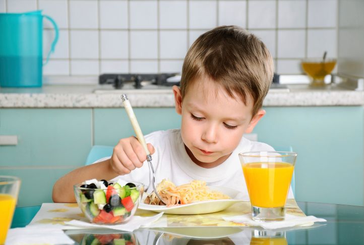 Ilustrasi seorang anak sedang makan