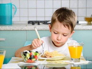 Agar Lidah Terbiasa, Beri Bayi Makanan Sehat Sejak Dini