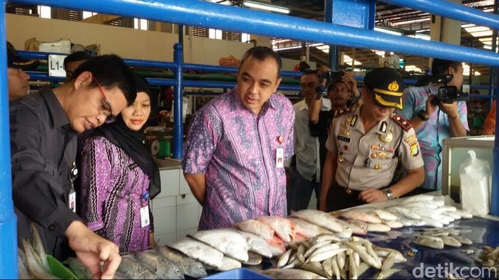 Petugas Gabungan Cek Makanan dan Parcel Kadaluwarsa di Kelapa Dua