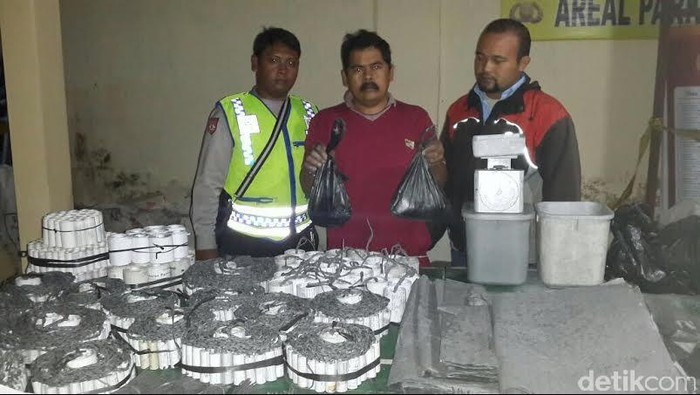 Polsek Singosari Gerebek Pabrik Petasan, Ribuan Mercon Disita