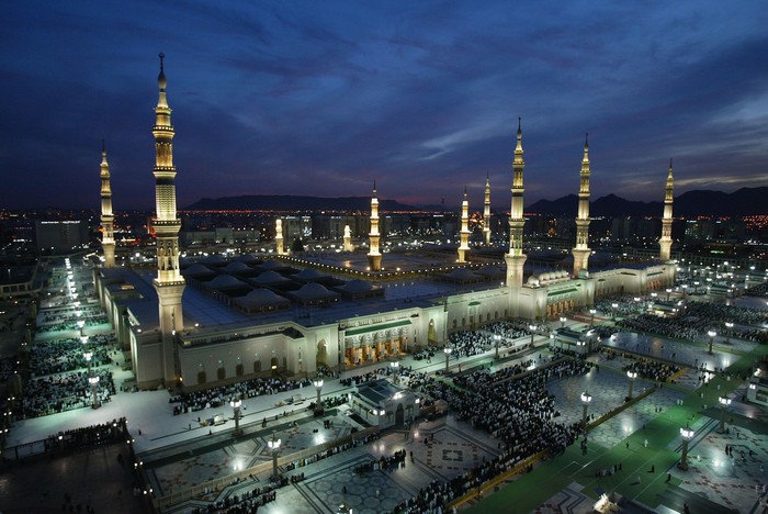Suasana ibadah di bulan puasa di kota Madinah. Getty Images.