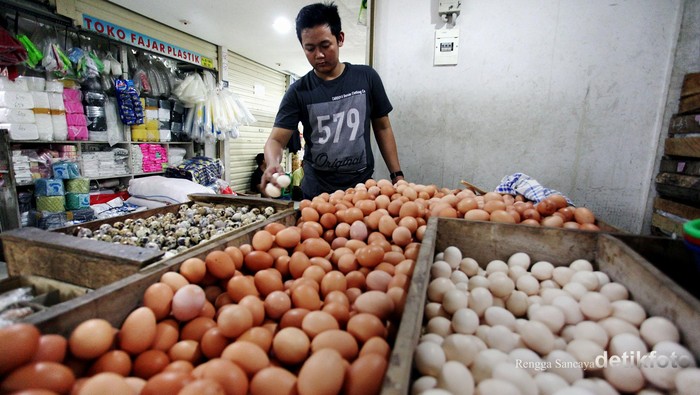 Jelang Lebaran harga telur ayam di sejumlah pasar tradisional di Jakarta, mengalami naik turun harga. Bahkan para pedagang telur ayam sudah akan ancang-ancang menaikkan kembali harga telur, pada saat H-7 Hari Raya Idul Fitri 2015. Pedagang tengah menata dagangan telurnya di Pasar Tradisional Maestik, Jakarta, Kamis (02/06/2015). Rengga Sancaya/detikcom.