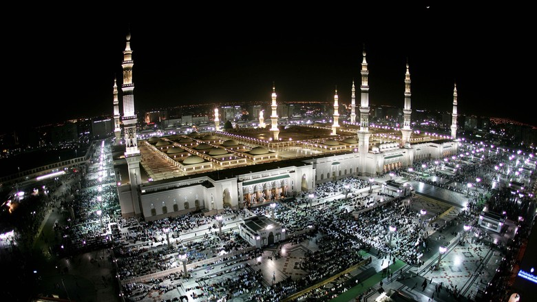 Ibadah di madinah Suasana ibadah di bulan puasa di kota Madinah. Getty Images.