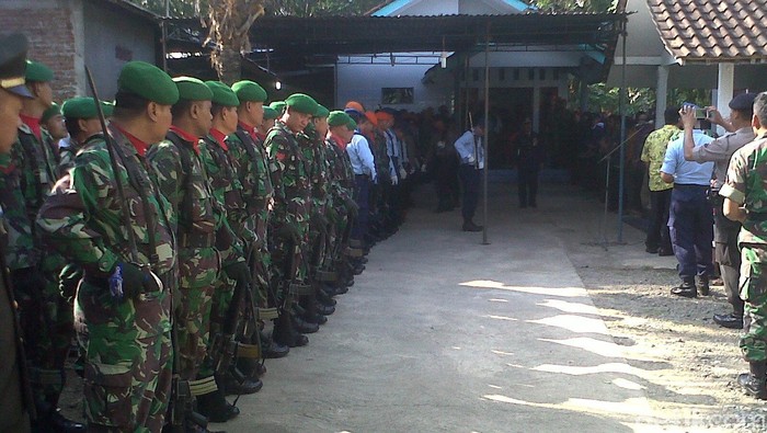 Istri dan Orangtua Pingsan saat Pratu Ardianto Dimakamkan