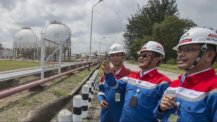 PEMBANGUNAN KILANG MINYAK PERTAMINA Direktur Pengolahan PT Pertamina (Persero) Rachmad Hardadi (tengah) didampingi SVP Refining Operation Michael Ricardo Sihombing (kanan) dan General Manager Kilang Minyak V Balikpapan Eman Salman Arief (kiri) meninjau kegiatan pengolahan minyak di Kilang Minyak V Pertamina Balikpapan, Kalimantan Timur, Kamis (2/7). Pertamina akan melakukan pengembangan dan peningkatan kapasitas pengolahan bahan bakar minyak (BBM) di Kilang Minyak V Balikpapan serta membangun empat kilang minyak baru yang tersebar di wilayah barat dan timur Indonesia dengan total biaya mencapai 25 miliar dollar AS. ANTARA FOTO/Widodo S. Jusuf/Rei/kye/15.