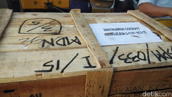 Dua Peti Berisi Instrumen Kokpit Hercules A-1310 Dibawa ke Jakarta