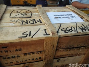Dua Peti Berisi Instrumen Kokpit Hercules A-1310 Dibawa ke Jakarta