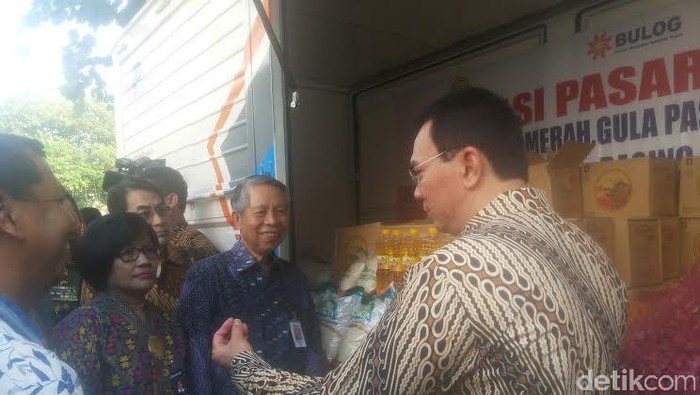 Buka Operasi Pasar Ramadan, Ahok Minta Transaksi Non Tunai