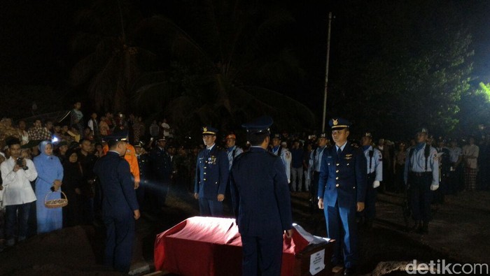 Navigator Hercules Kapten Riri Dimakamkan di TMP Batusangkar