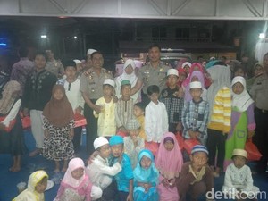 Blusukan ke Permukiman Padat di Pulogebang, Polsek Cakung Santuni Anak Yatim