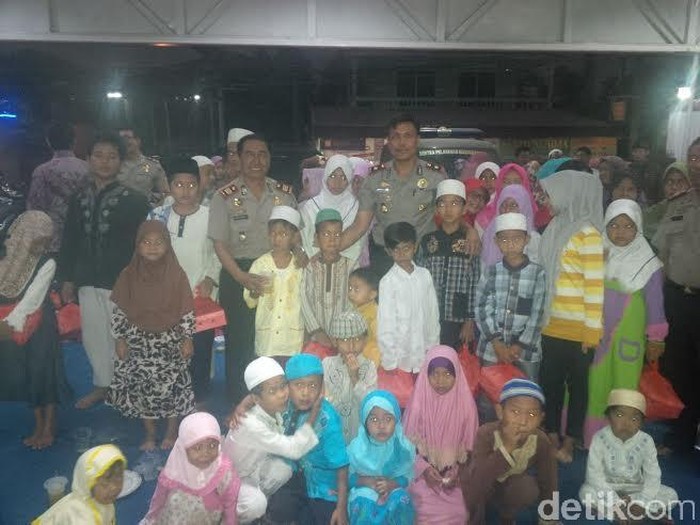 Blusukan ke Permukiman Padat di Pulogebang, Polsek Cakung Santuni Anak Yatim