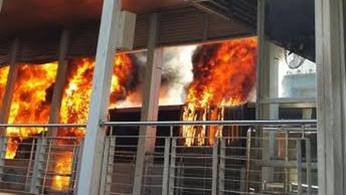 Ada TransJ Terbakar, Lalu Lintas di Jalan Salemba Macet