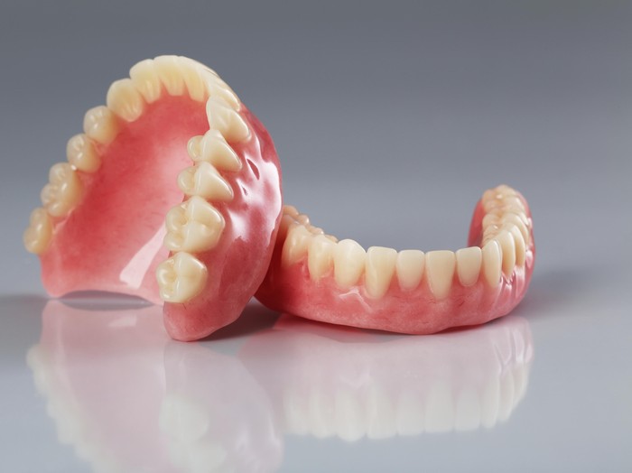 Gigi Patah dan Keropos, Sebaiknya Ditambal atau Diganti Gigi Palsu?