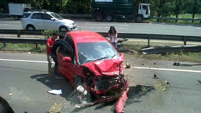 Senggolan dengan BMW di Jagorawi, Honda Jazz Ini Ringsek