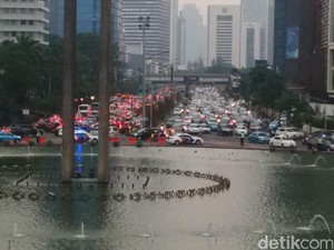 Ada Demo Buruh Soal JHT di HI, Lalin Macet Sampai Blok M