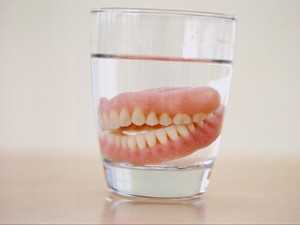 Jika Bisa Dilepas, Sekali Waktu Gigi Palsu Butuh Diistirahatkan