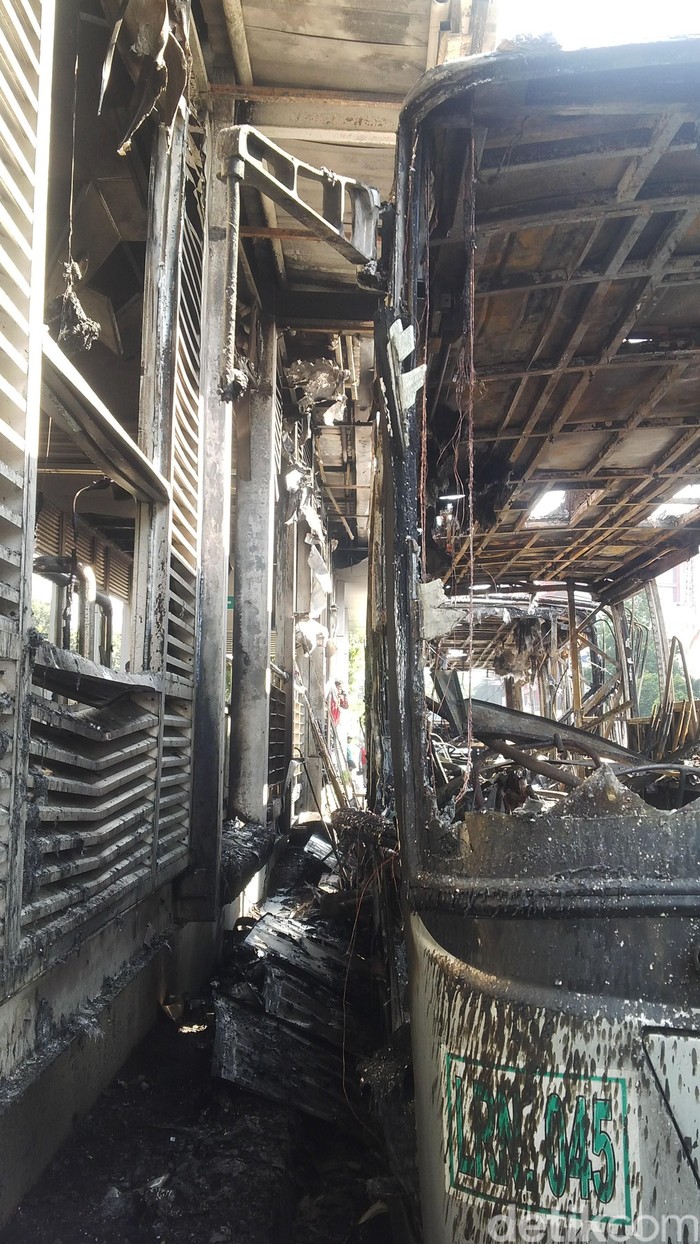 Begini Kerusakan Halte Salemba UI Akibat Bus TransJ Terbakar