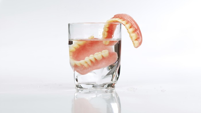 Tak Ada Pantangan untuk Gigi Palsu, Cukup Hindari Makanan Keras