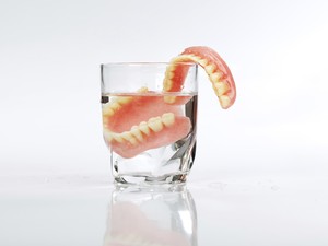 Tak Ada Pantangan untuk Gigi Palsu, Cukup Hindari Makanan Keras