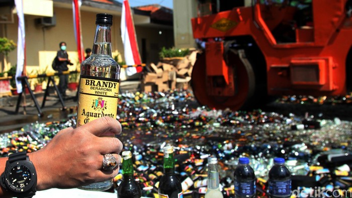 Bulan Puasa, Polres Jakbar Musnahkan 7.002 Botol Miras