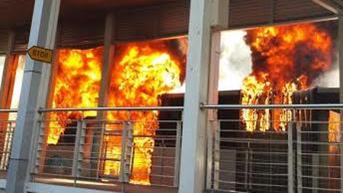 Bus TransJ Terbakar di Halte Salemba, Ledakan Terdengar dan Asap Membubung