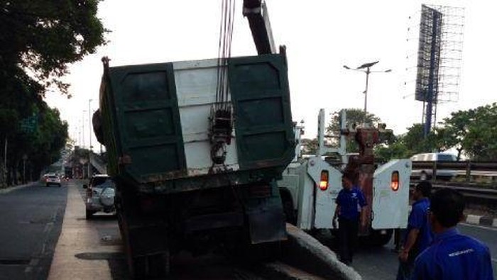 Ada Truk Nyangkut di Separator Busway, Lalin Kuningan Padat