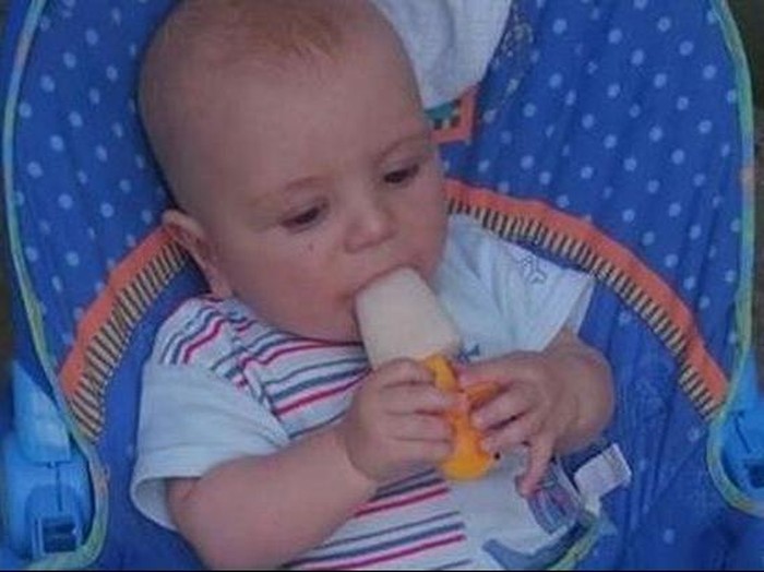 Cuaca Panas, Ibu Ini Bikin Es Loli ASI untuk Camilan Bayinya