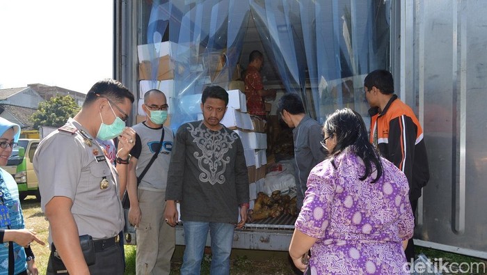 Peti Kemas Berisi Daging Sapi Busuk Parkir Dekat Rumdis Gubernur Jabar