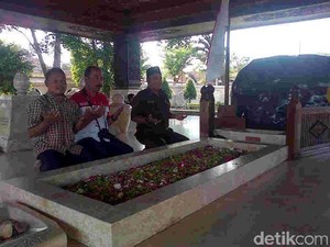 Mengenal Juni Juru Kunci Makam Bung Karno dan Kisah Keluarga Palsu