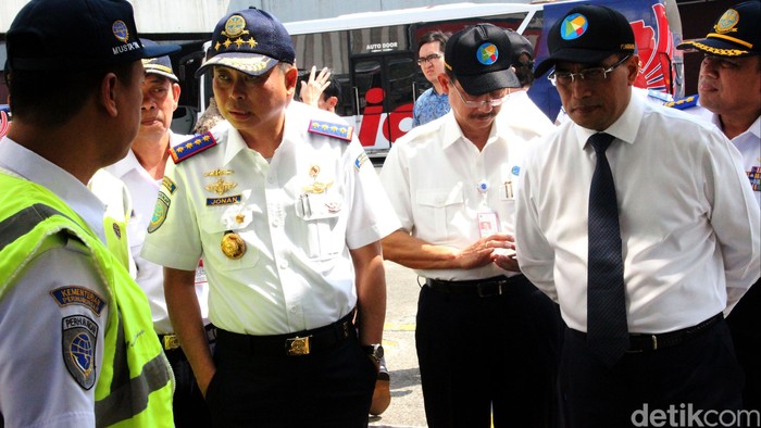Tinjau Stasiun Senen, Menhub Jonan ke Masinis: Hati-hati ya!