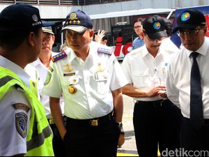 Tinjau Stasiun Senen, Menhub Jonan ke Masinis: Hati-hati ya!