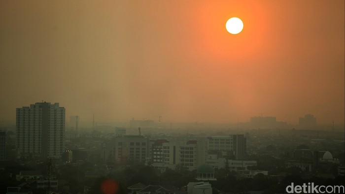 Kamis (2/7) kamarin, suasana Kota Jakarta terlihat cerah. Suasana saat matahari tenggelam (sunset) terlihat jelas dan indah. Pesona matahari terbenam atau sunset beberapa pekan ini, menghiasi wilayah kota Jakarta. Rengga Sancaya/detikcom.