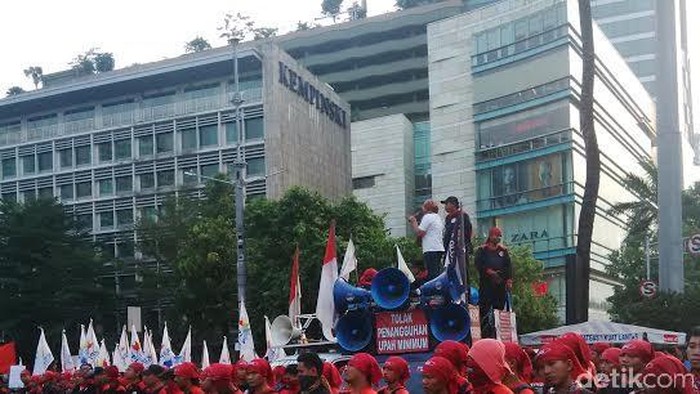 Buruh Demo di HI, Minta PP JHT Cair di Usia 56 Tahun Dicabut