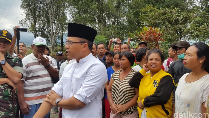 Didatangi Bupati Anas, Warga Kaki Gunung Raung Malah Protes