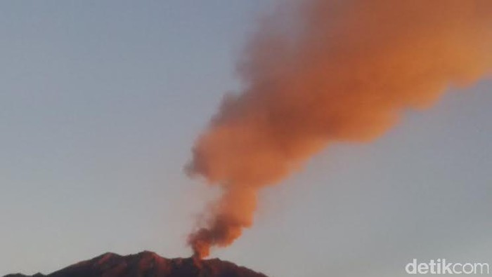 Gunung Raung Meletus, Lava Tak Meluber