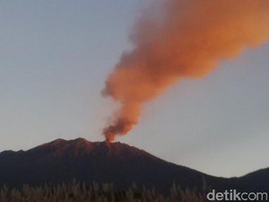 Gunung Raung Meletus, Lava Tak Meluber