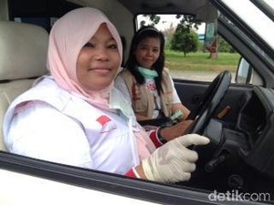 Kenalkan Yuli Yunika, Sopir Ambulans yang Bantu Angkut Jenazah Korban Hercules