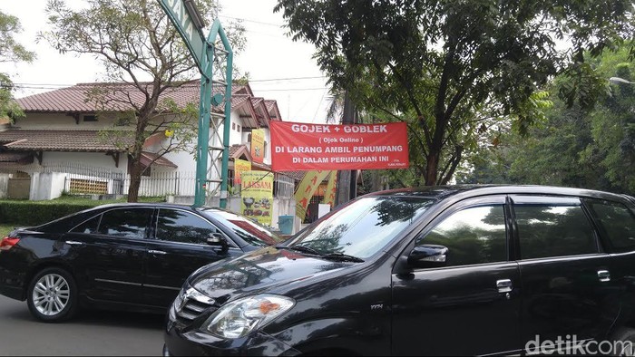Entah Siapa yang Buat, Ada Spanduk Menolak Gojek di Pondok Jaya Bintaro