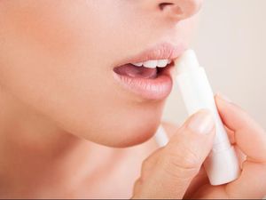 Bibir Kering dan Pecah-pecah Selama Puasa? Atasi dengan Cara Ini