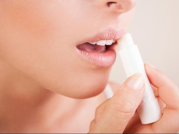 ilustrasi bibir dan lipbalm wanita memakai lipbalm