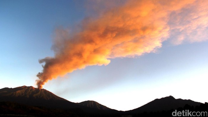Gunung Raung meletus