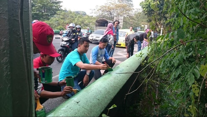 Lawan Vandalisme, Anak Muda Bogor Cat Jembatan Sempur Bareng Bima Arya